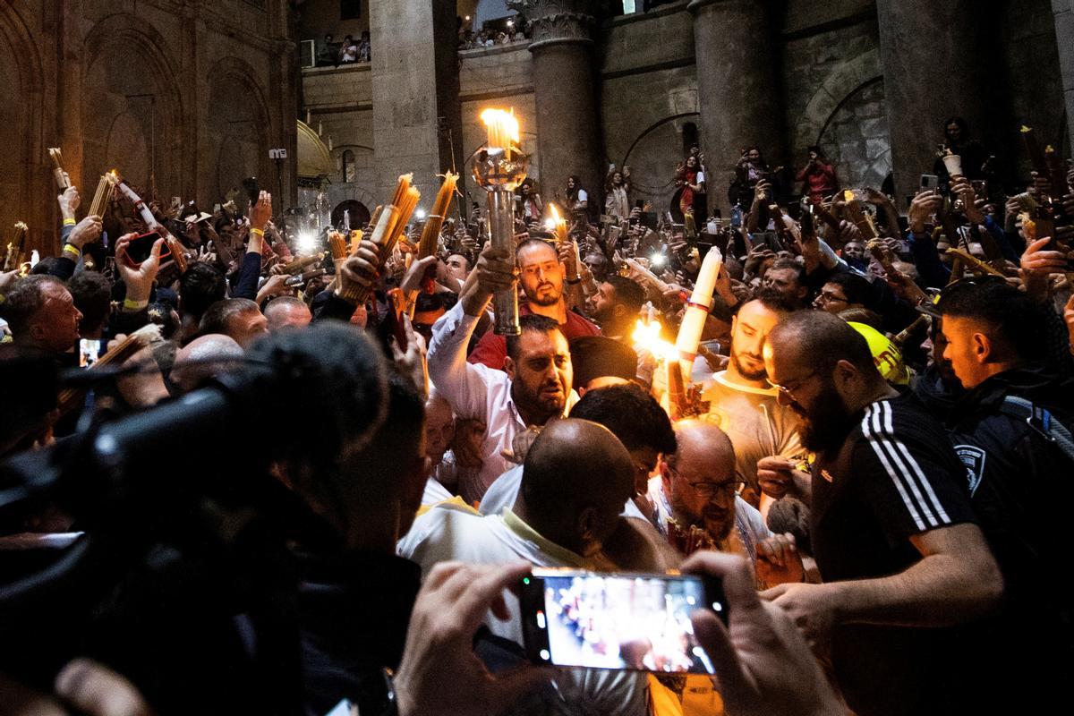 Cristianos ortodoxos celebran “Fuego Sagrado” en Jerusalén. eregrinos cristianos ortodoxos sostienen velas durante la ceremonia del Fuego Sagrado, un día antes de la Pascua ortodoxa, el sábado 15 de abril de 2023 en la Iglesia del Santo Sepulcro en la Ciudad Vieja de Jerusalén, donde muchos cristianos creen que Jesús fue crucificado y enterrado antes de resucitar.