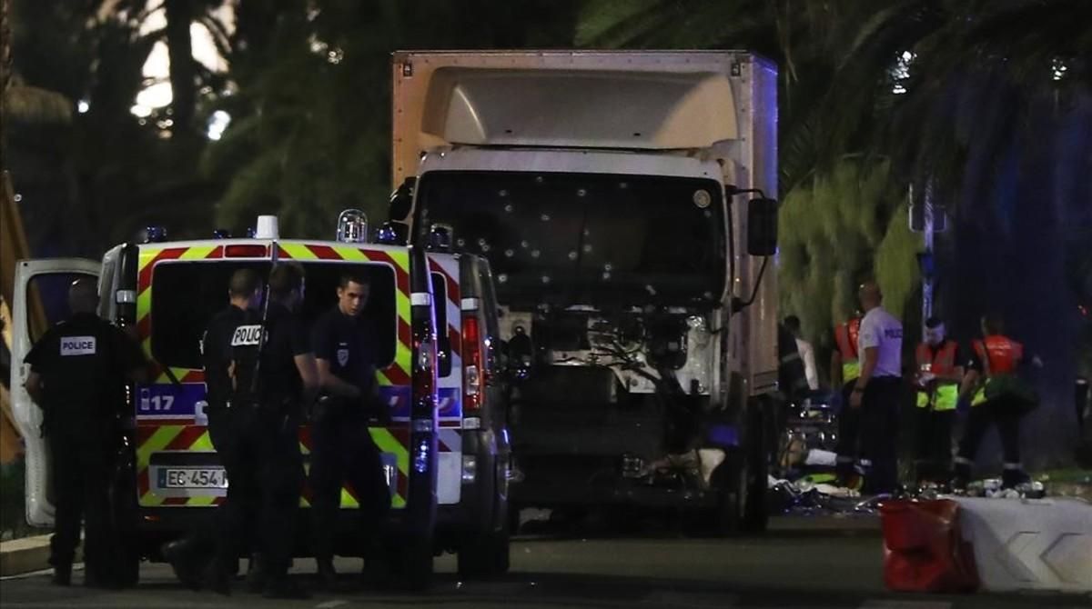 Agentes de policía custodian el camión causante de la tragedia.