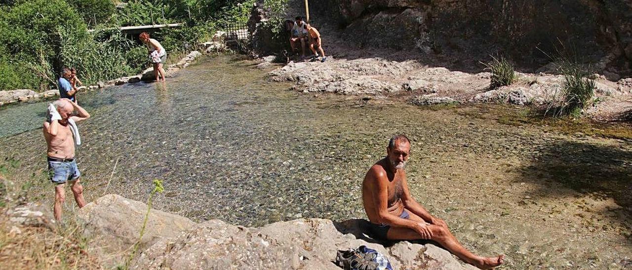 El agua mana de la cúpula de El Molinar con fuerza.