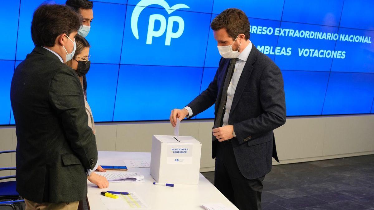 Pablo Casado, el actual presidente del PP, ejerce su derecho al voto como militante.