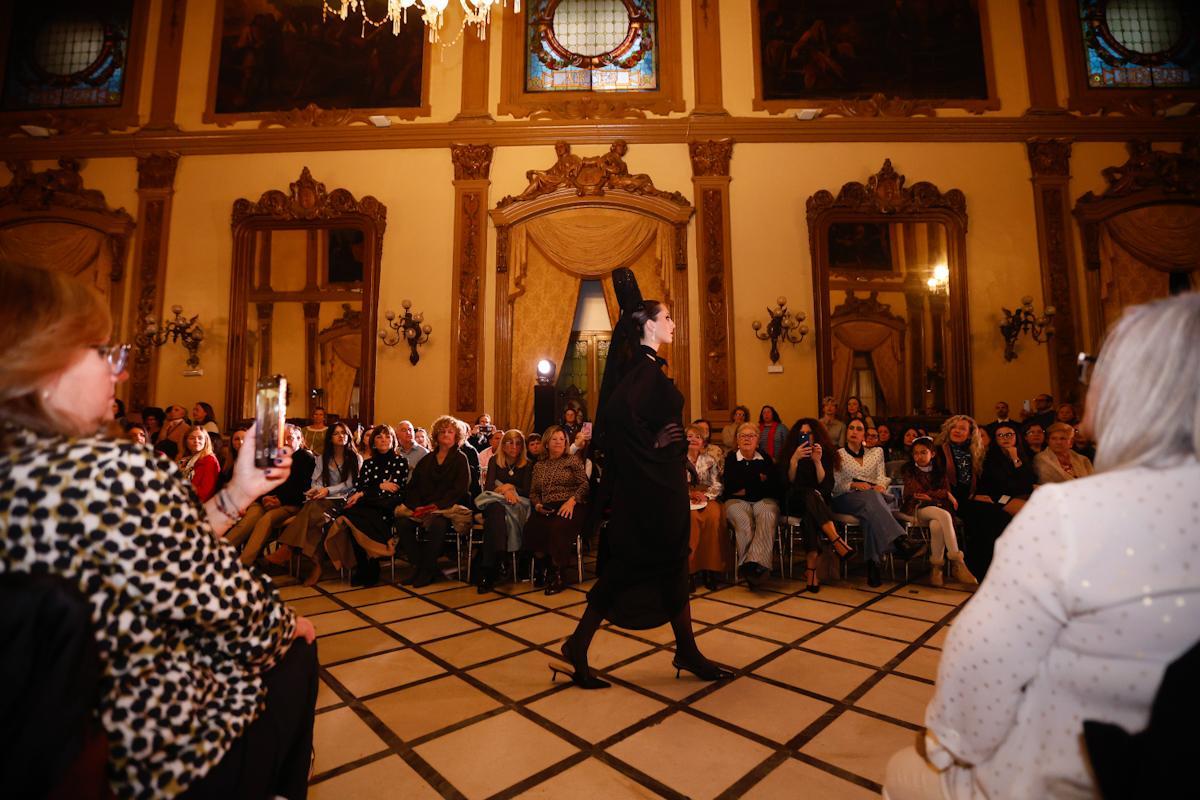 Desfile solidario de Alcer Córdoba en el Círculo de la Amistad