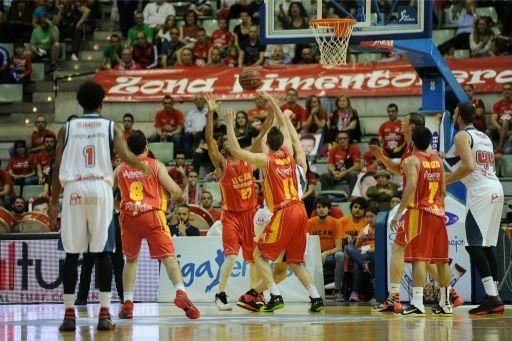 Partido entre el UCAM Baloncesto y el Manresa