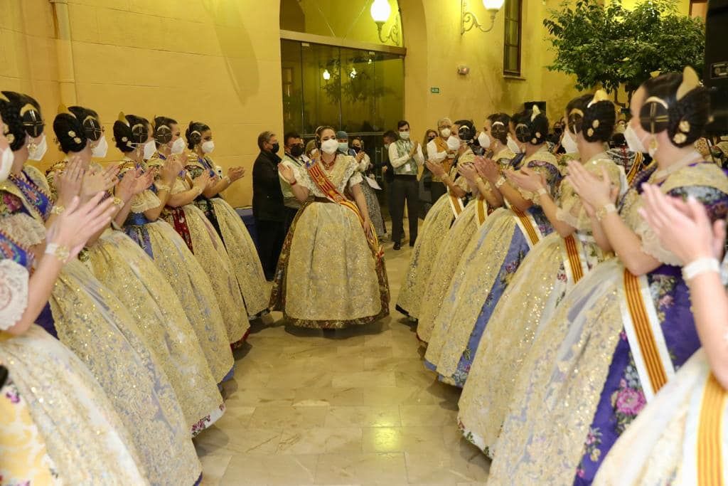 La emotiva imposición de brillants e intercambio de fotos en Olivereta, el hogar de Carmen Martín