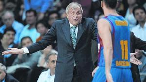 Obradovic gesticula en un partido frente al Barça en el Palau.