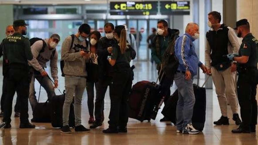 Viajeros procedentes de Ámsterdam, ayer en el aeropuerto del Prat .