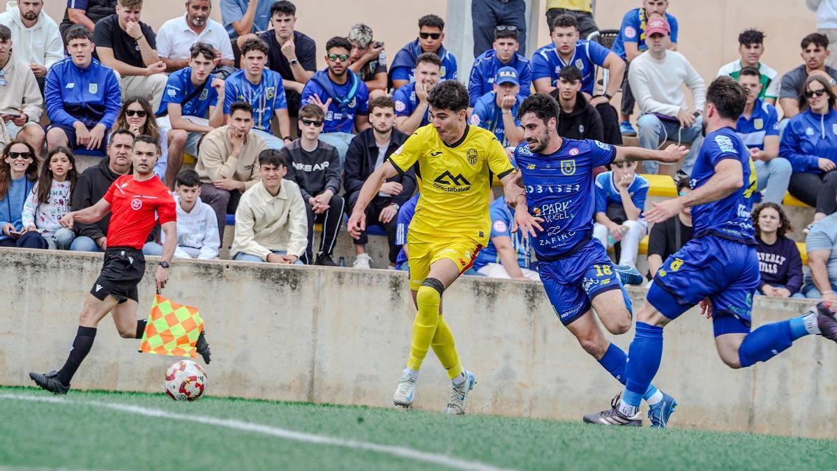 El balearico Tovar pugna por un balon con el futbolista 'andritxol' Hermelo