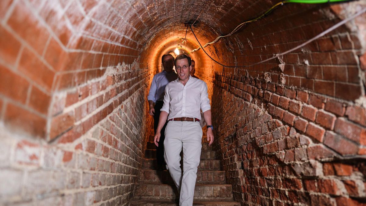 Almeida descendiendo a las profundidades del refugio del Retiro.
