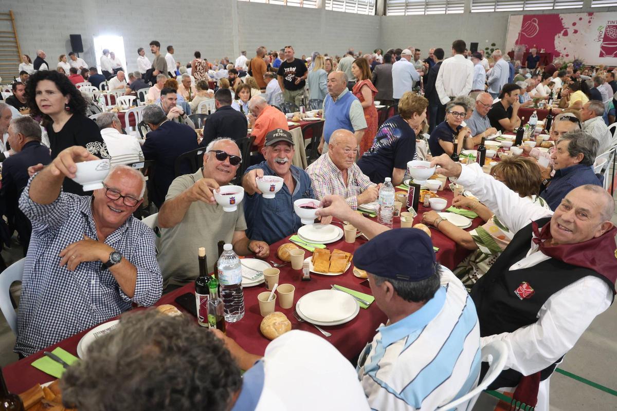Más de 800 personas se dieron cita en la comida oficial.