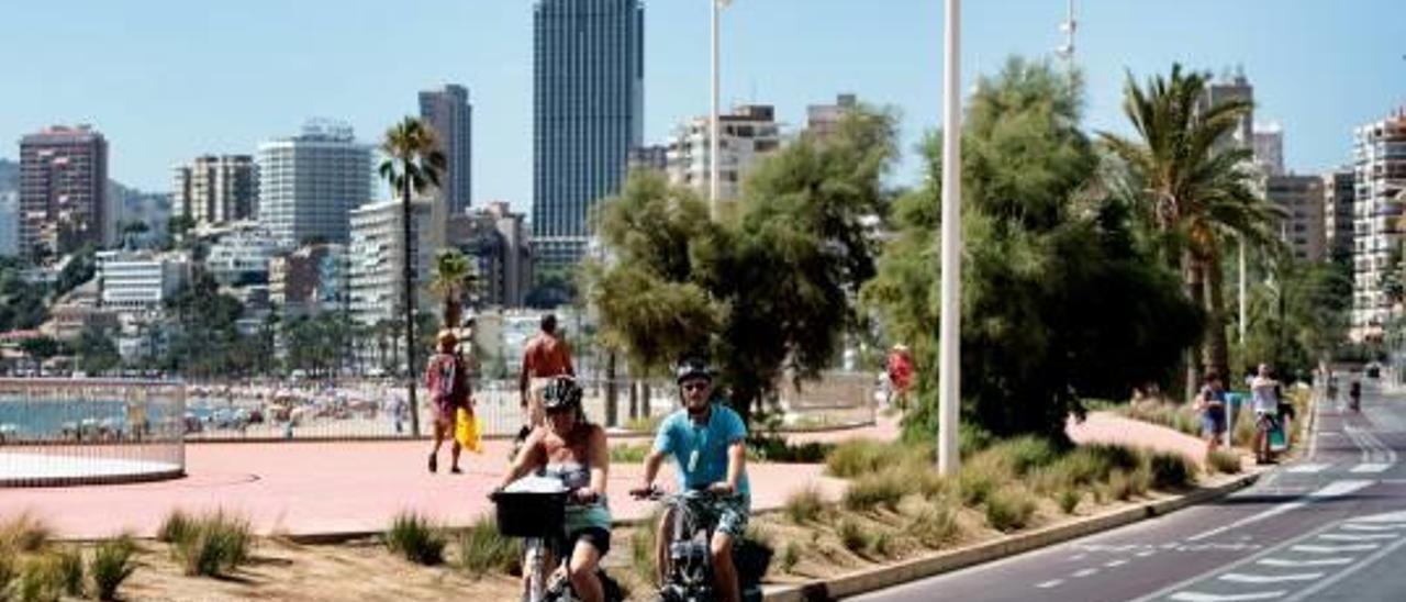 Usuarios utilizan la ciclo-calle en la zona de Poniente en una imagen de archivo.