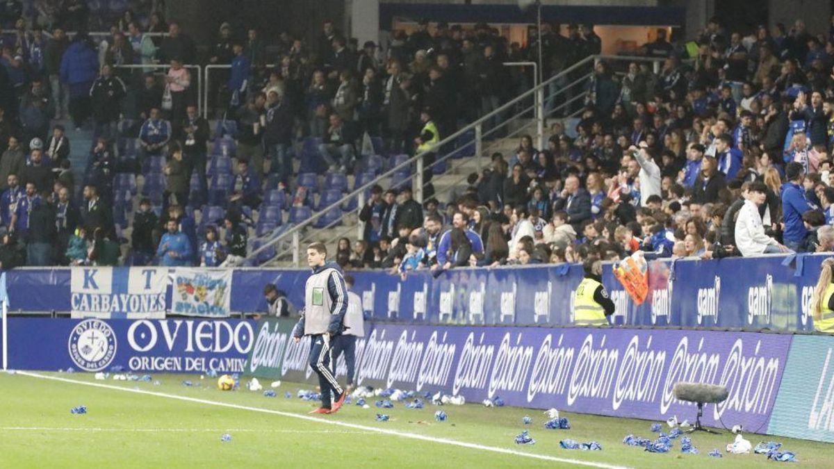 Imagen de las bolas de papel arrojadas sobre el Carlos Tartiere. | ÁNGEL GONZÁLEZ / IRMA COLLÍN