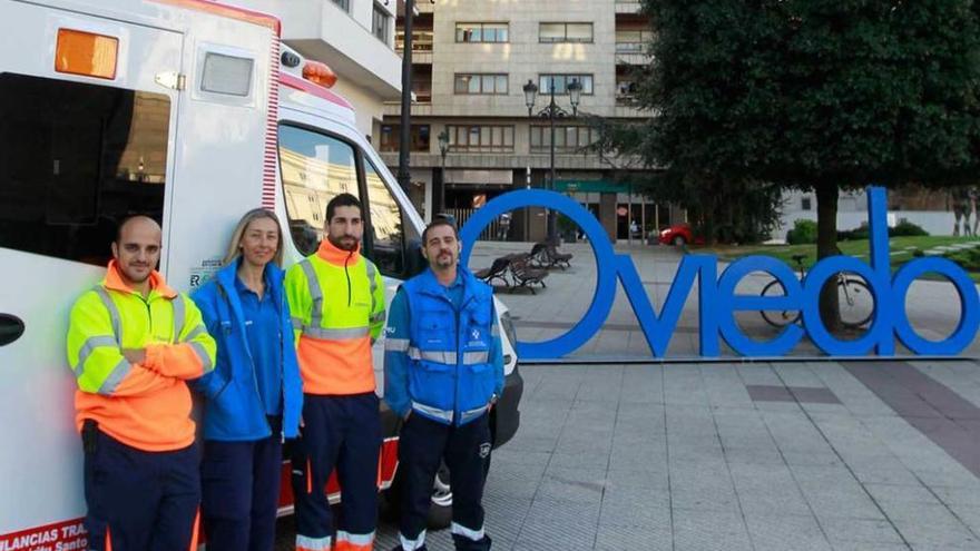 Félix Álvarez, Dolores Santander, Óscar Pandavenes y Pablo Galbán, ayer, con la uvi móvil, a la puerta del Sespa.