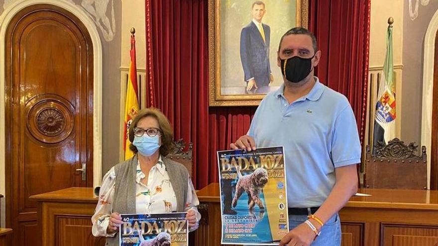 Carmen Gil, presidenta de la Asociación Canina de Extremadura, junto con el concejal Juancho Pérez.