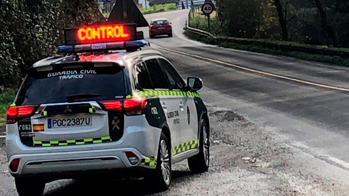 Un vehículo de la Guardia Civil realizando un control de tráfico
