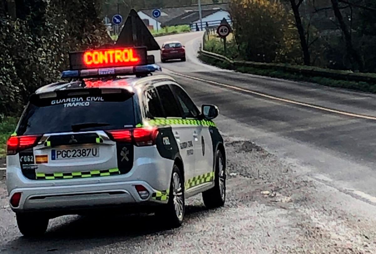 Un vehículo de la Guardia Civil realizando un control de tráfico