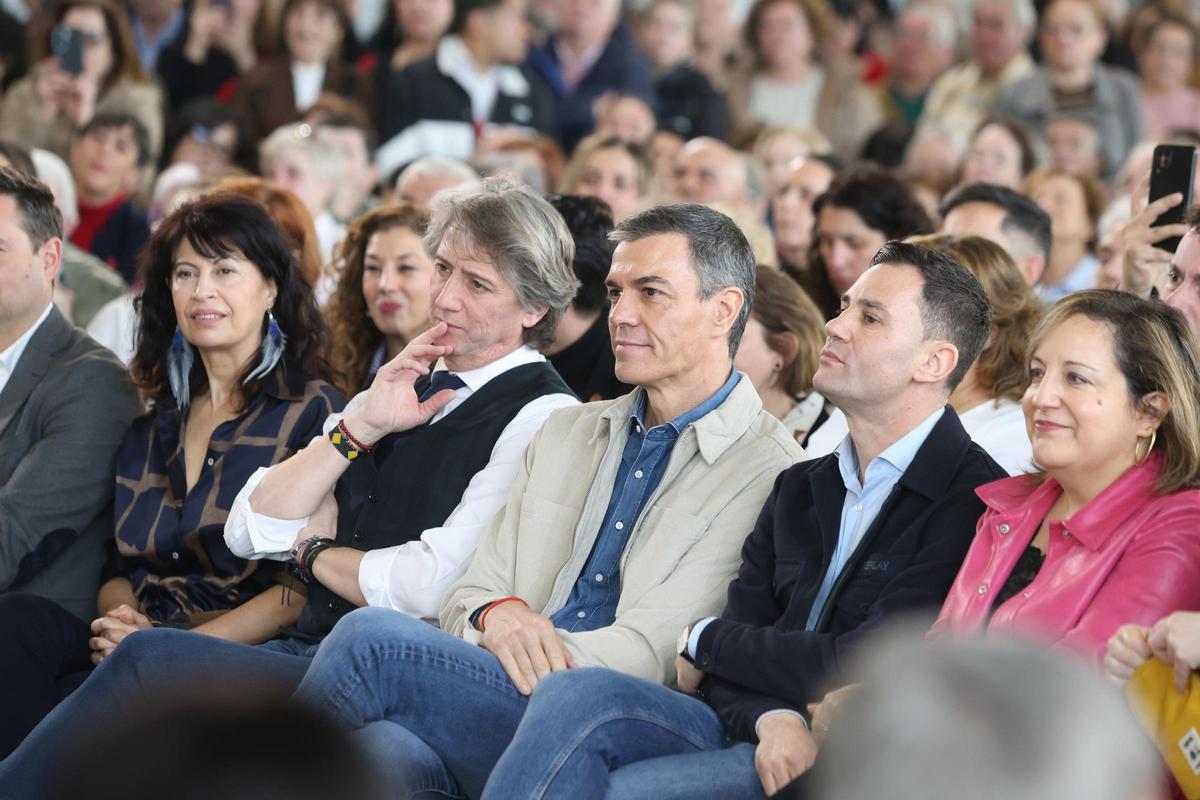 El secretari general del PSOE i president del Govern d'Espanya, Pedro Sánchez (c), acompanyat del secretari general del PSOE de Castella i Lleó, alcalde de Soria i candidat a la presidència de la Junta de Castella i Lleó, Carlos Martínez (2i)