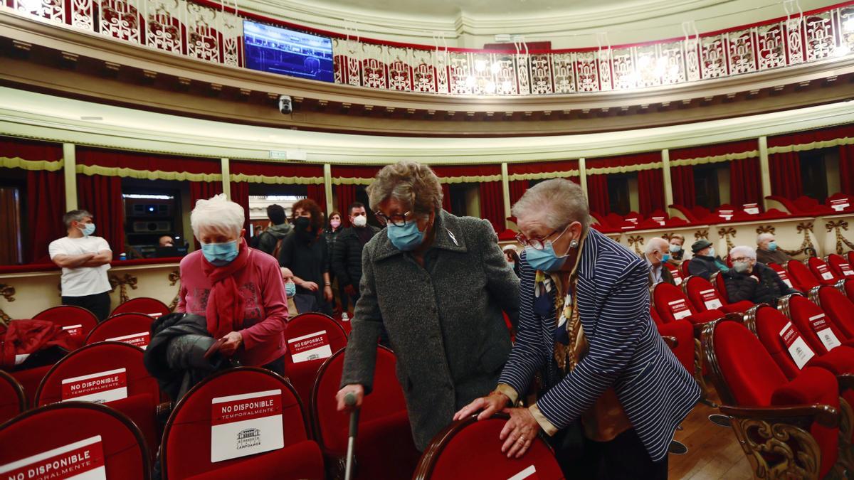 "Teníamos ganas de respirar el aire de la calle": Los residentes de los centros de mayores acuden al ensayo de la zarzuela en el Teatro Campoamor