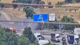 Cortada parcialmente la AP-7 en Santa Perpètua de Mogoda por un camión incendiado