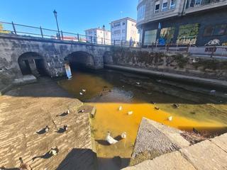 El enésimo vertido a la ría exaspera a la flota arousana
