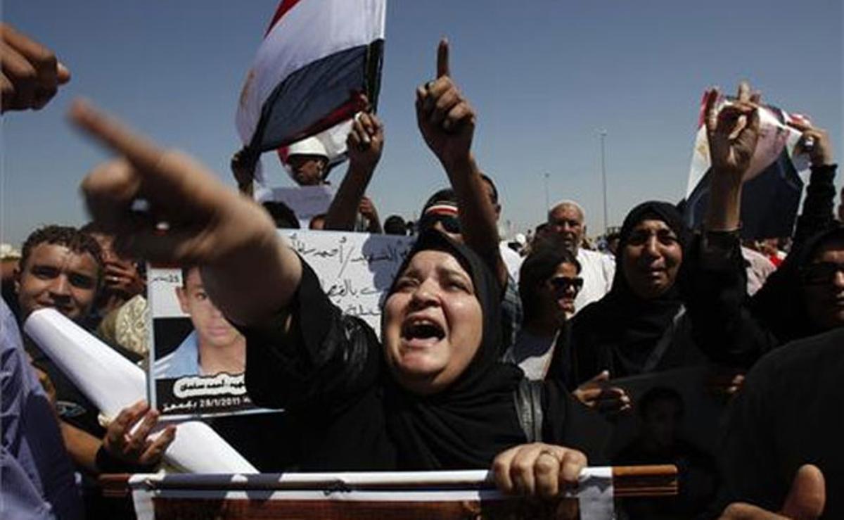 Familiars dels assassinats durant la revolució egípcia protesten contra l’expresident d’Egipte, Hosni Mubàrak.