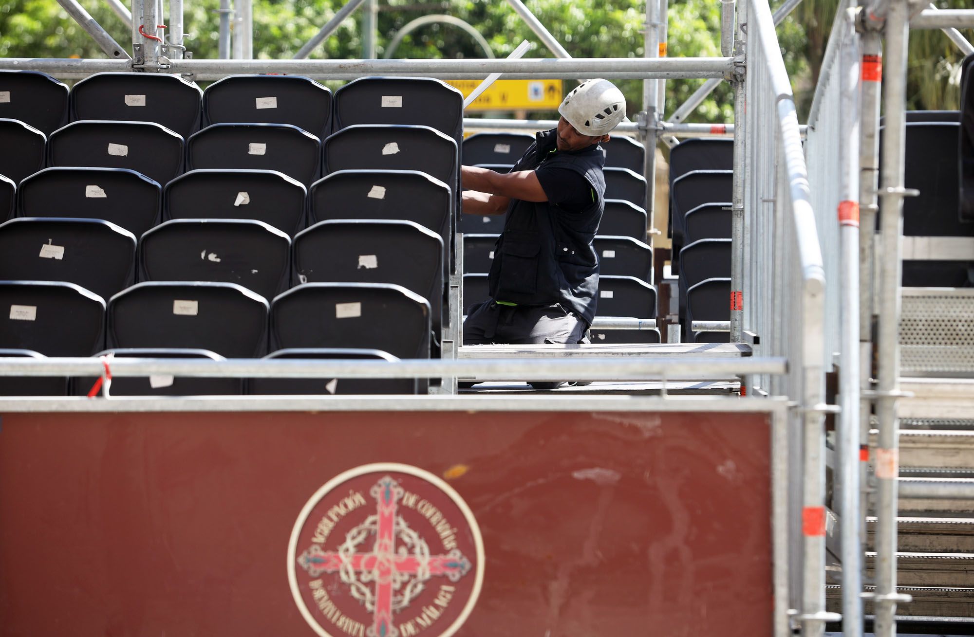 Semana Santa 2023 | Preparativos y montaje de la tribuna en el Centro de Málaga