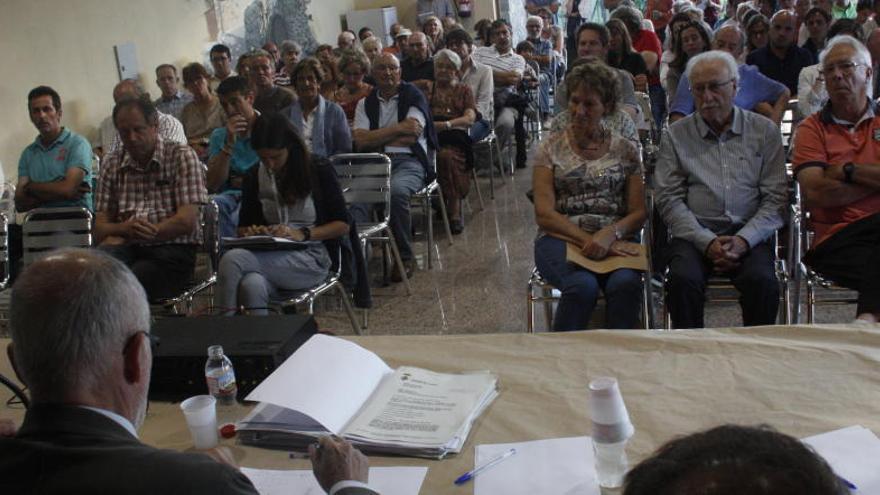 A l&#039;esquerra de la imatge i d&#039;esquena el síndic, Rafel Ribó, al fons els assistents a la reunió.