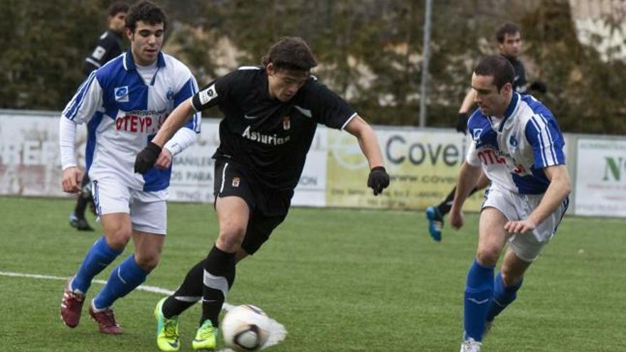 Chus Hevia conduce el balón en un partido de la pasada temporada.