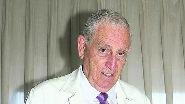 José Luis Fernández Cabaleiro, en su consulta, con un ejemplar de su tesis doctoral.