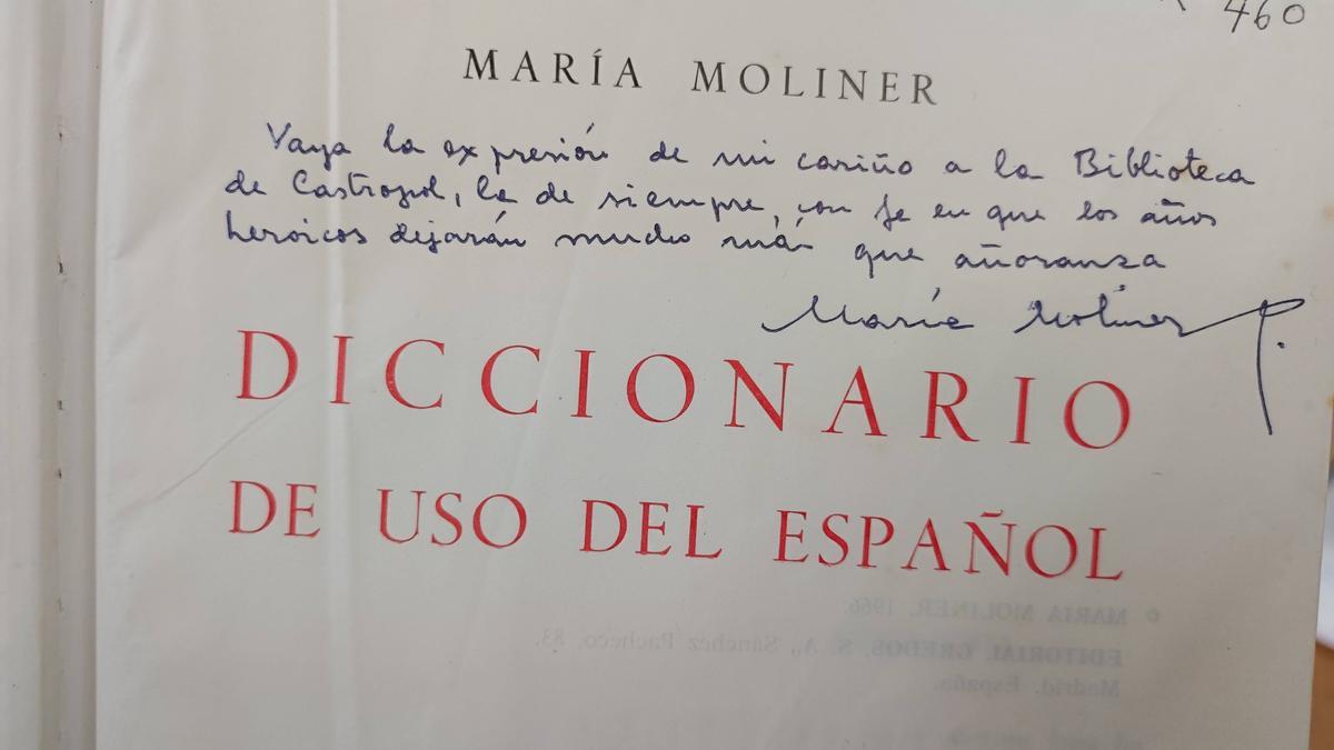 Detalle de la dedicatoria de María Moliner.