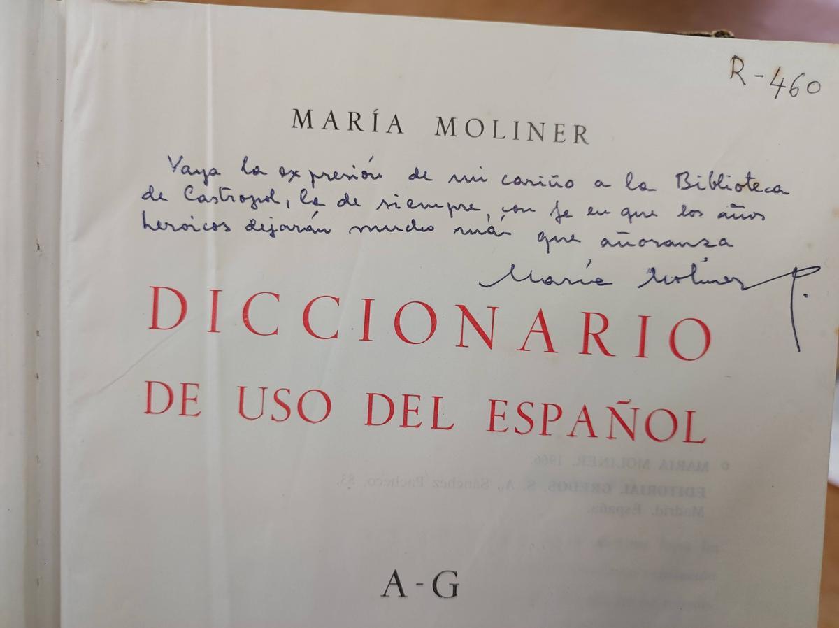 Detalle de la dedicatoria de María Moliner.