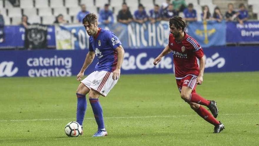 Verdés, con el balón, en el partido del Oviedo ante el Zaragoza.