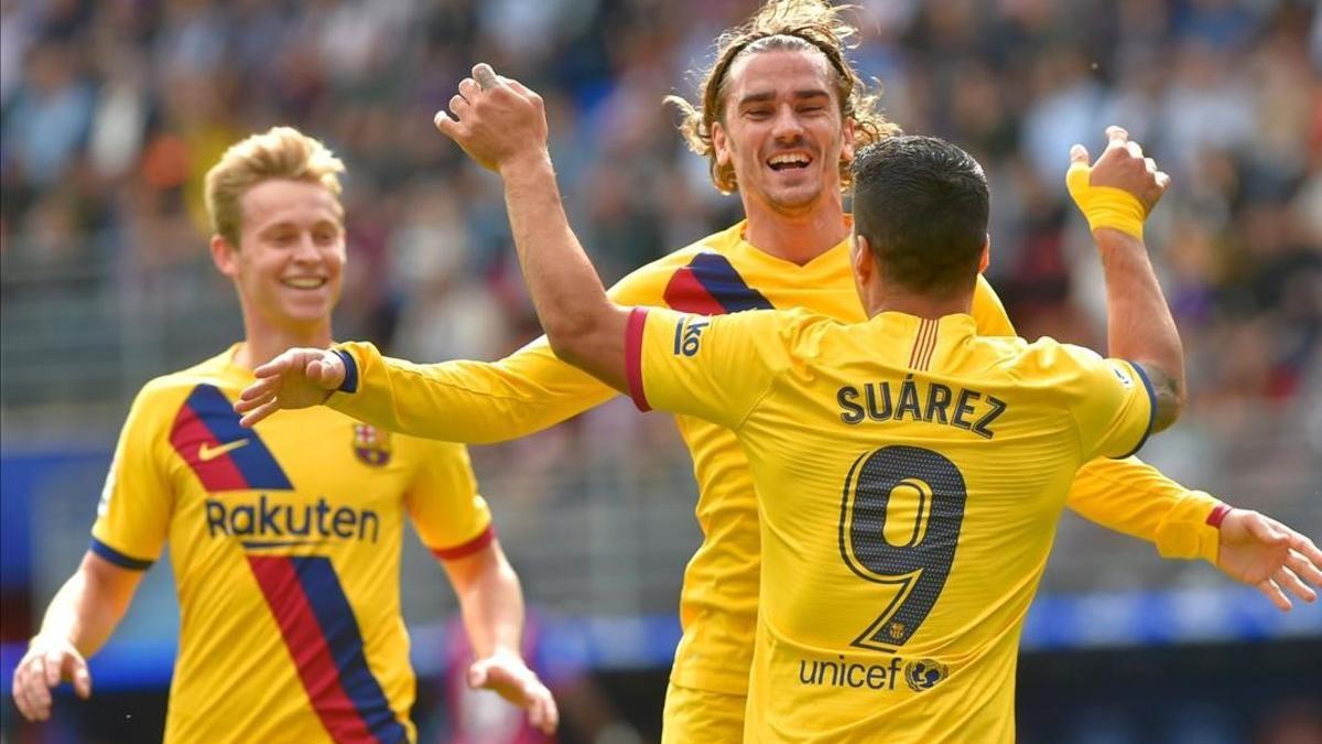 Suárez, Griezmann y De Jong celebran uno de los goles del Barça en Eibar.