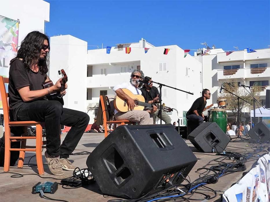 Más de 1.000 personas participan en la Fiesta Intercultural de Formentera que reunió a los residentes en la plaza de Europa en es Pujols.