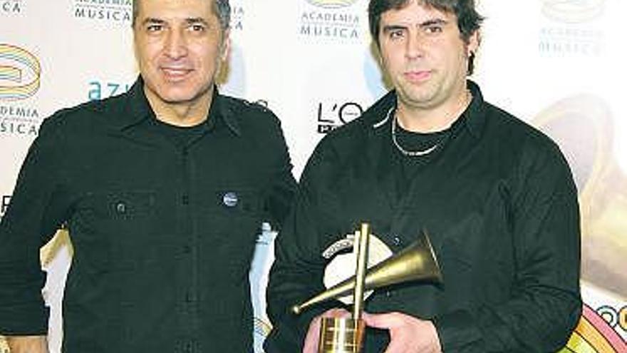 Componentes de «Dixebra» con el premio a la mejor canción en asturiano.