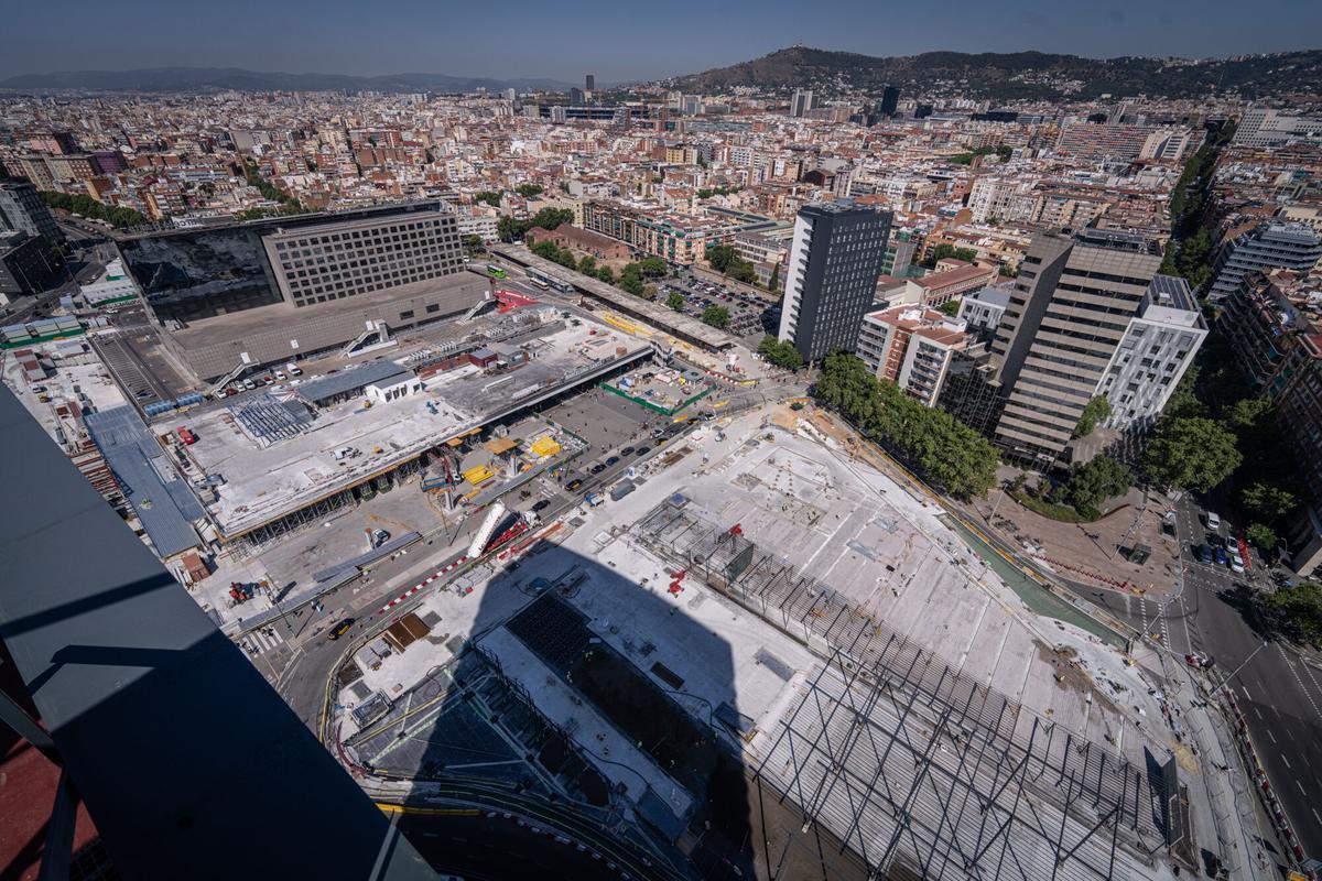 Visita a las obras de la estación de Sants y de la plaza de los Països Catalans durante un brífing informativo de Adif. Imágenes del interior de la estación y del desarrollo de los trabajos en el entorno urbano, a 25 de junio de 2026. Barcelona. AUTOR: MANU MITRU | EPC