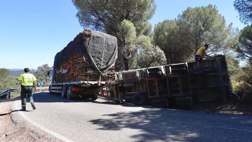 El vuelco de un camión provoca el corte de la CO-3408 entre Los Villares y Cerro Muriano durante unas horas