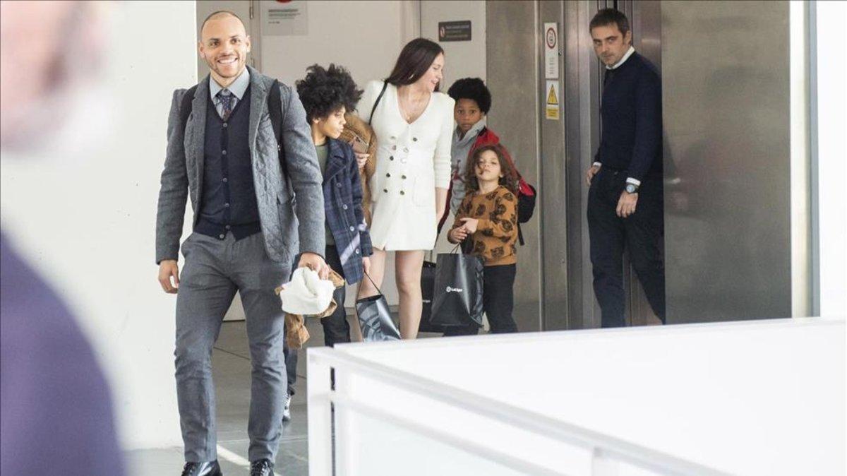 Braithwaite, con su familia a su llegada a Barcelona