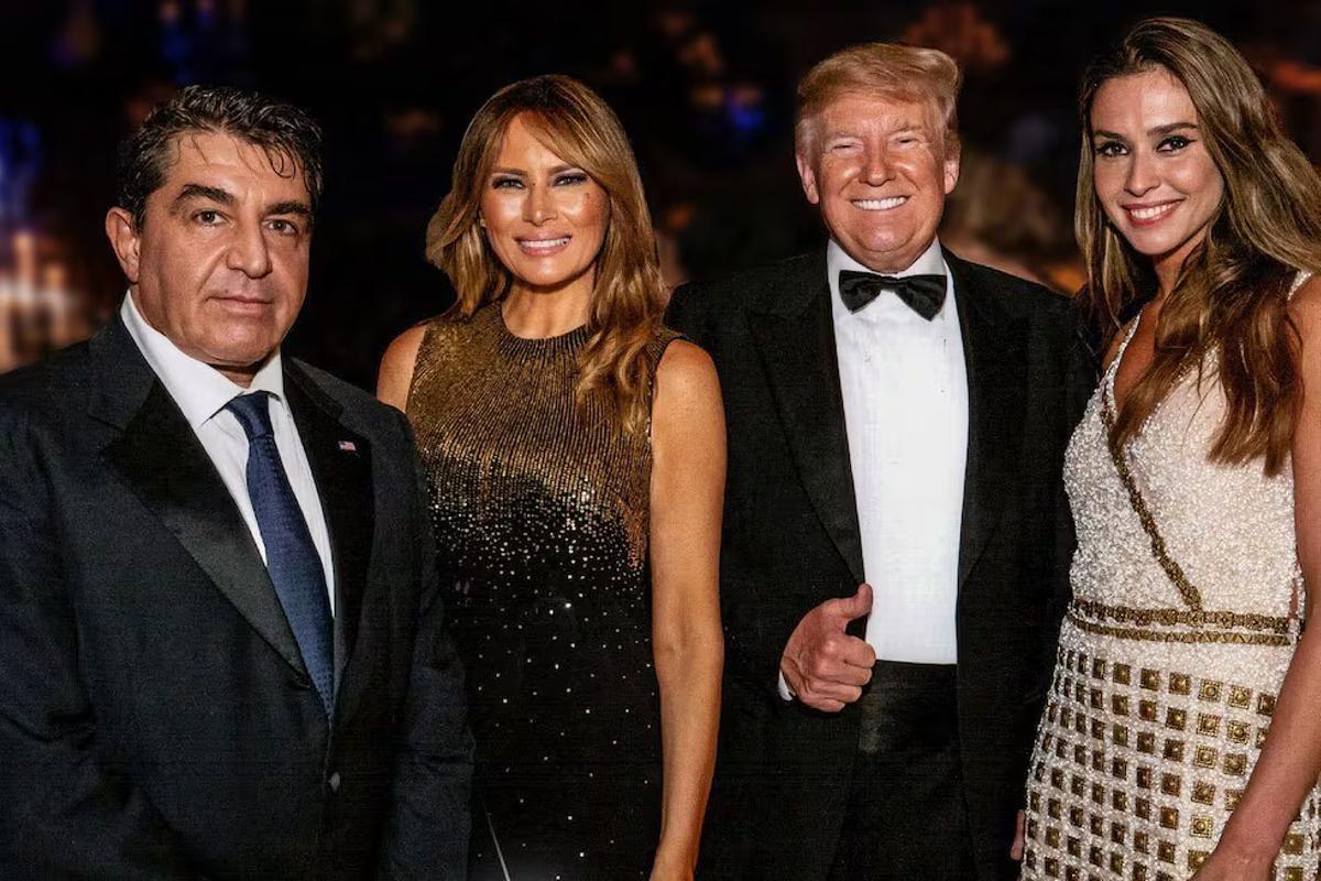 La exmodelo brasileña Amanda Ungaro (derecha), con su ex, Paolo Zampolli, amigo de los Trump.