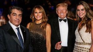 La exmodelo brasileña Amanda Ungaro (derecha), con su ex, Paolo Zampolli, amigo de los Trump.