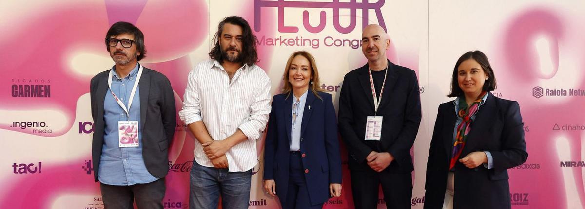 Marián Mouriño con Manuel Jabois y los organizadores de Flúor en la pasada edición.