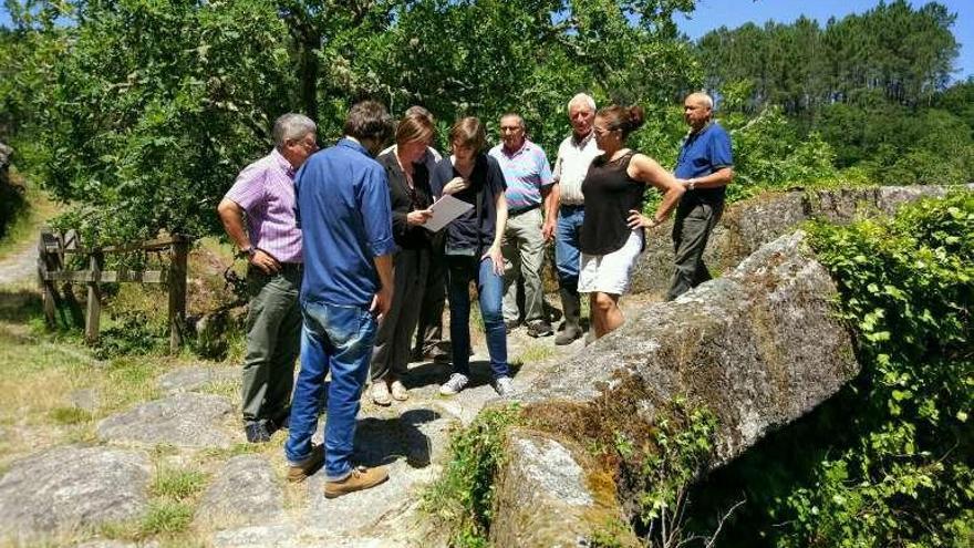 Los técnicos, junto a varios vecinos en la zona del puente. // FdV