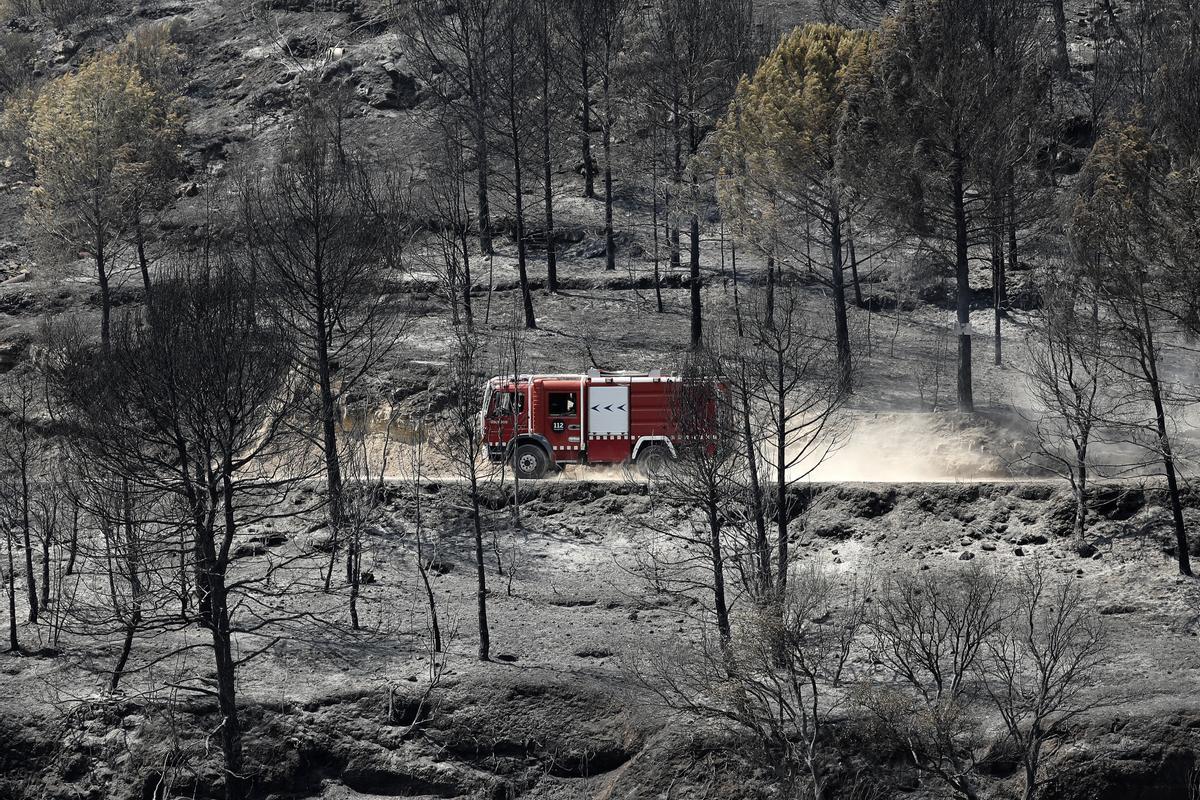  Un camión de bomberos circula por una zona arrasada por las llamas en la población de El Pont de Vilomara, en la comarca del Bages.