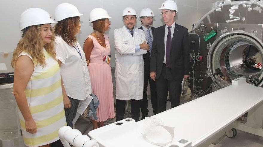 Vázquez Almuíña, ayer, durante su visita a unas obras en el Hospital de Ourense.