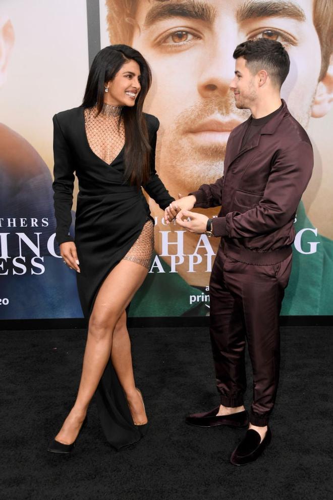 Priyanka Chopra y Nick Jonas en el estreno de 'Chasing Happiness'