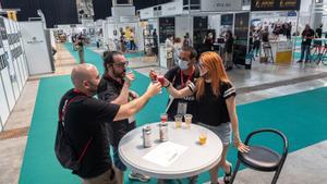 Feria de cerveza artesana Innbrew, en la imagen con brindis incluido, en la Farga de L’Hospitalet.