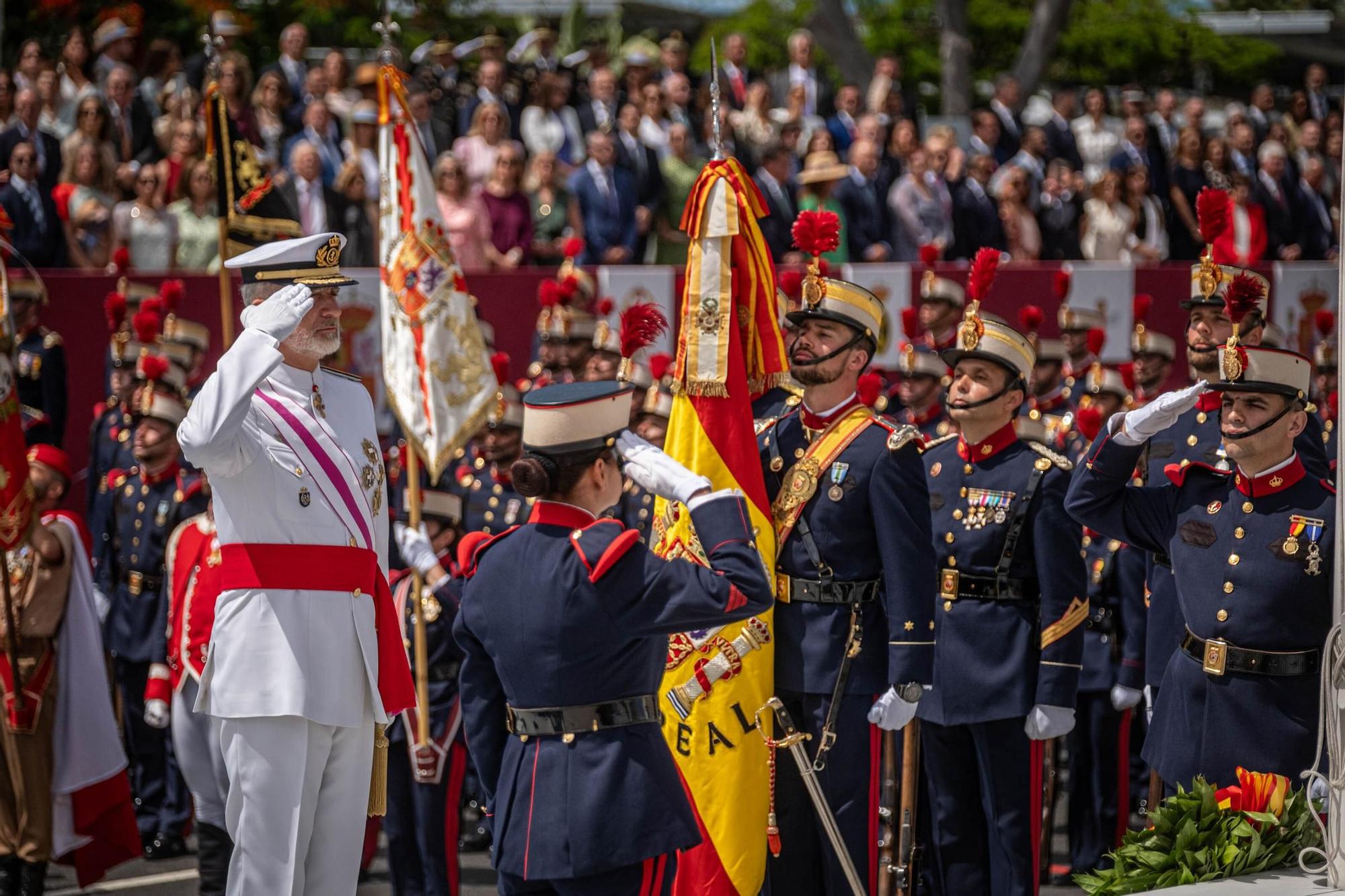 Las mejores imágenes del desfile militar de las Fuerzas Armadas en Tenerife con la presencia de Sus Majestades los Reyes