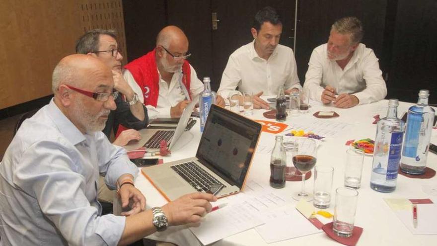 José Canedo (a la izquierda), ayer, con el equipo de C´s, entre ellos Sánchez Agostino (segundo por la derecha).