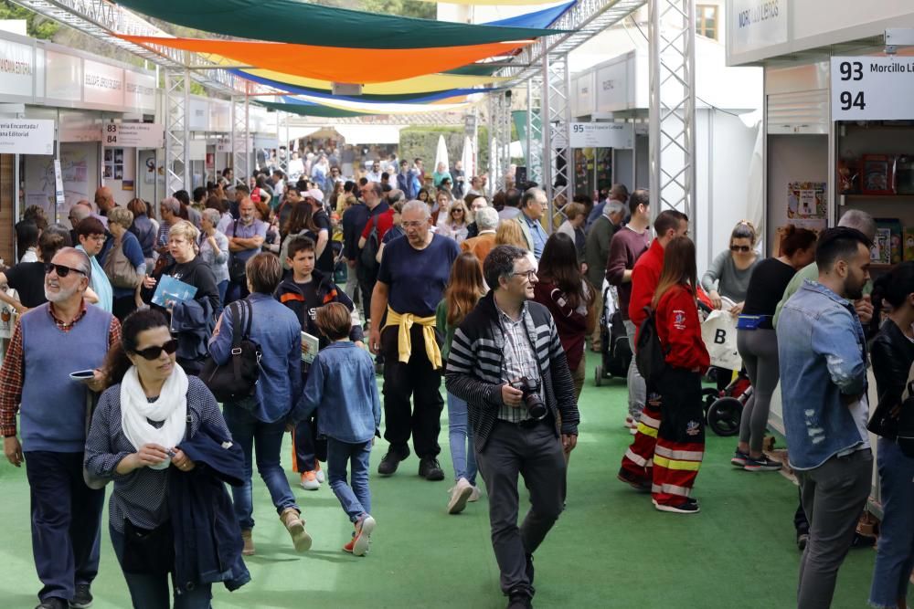 Ambiente en la Feria del Libro de València