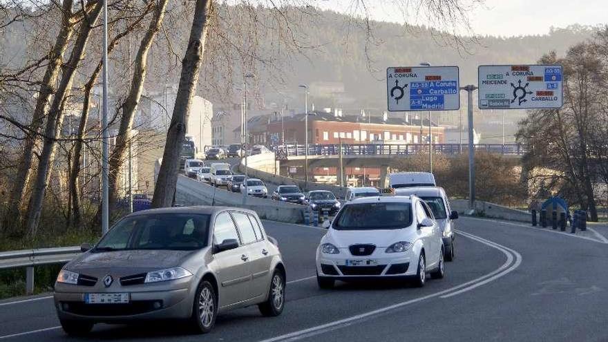 Atasco registrado en la rotonda de Sabón y en la avenida de la Diputación.