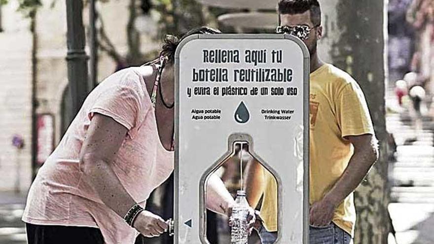 Instalada La Primera Fuente De Agua Filtrada En La Placa Del Mercat Diario De Mallorca