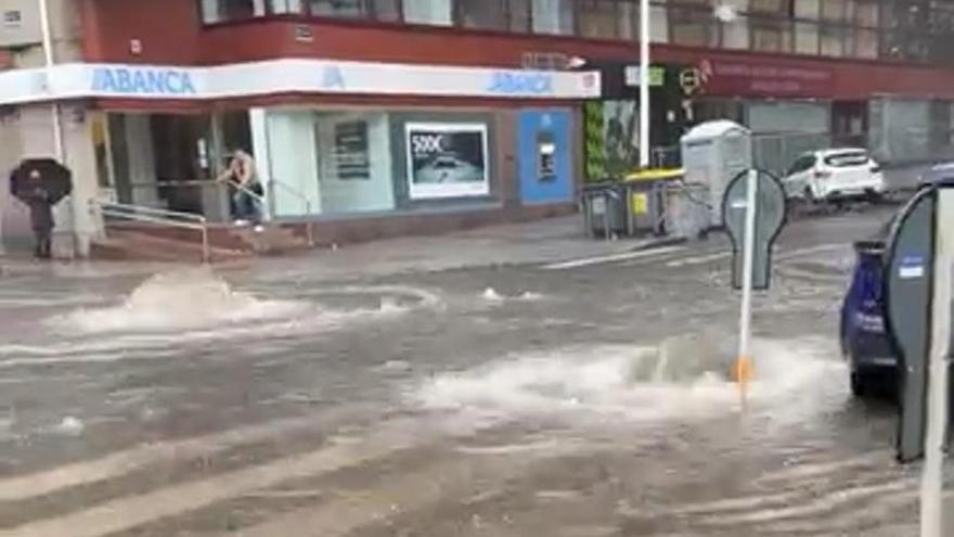 Una gran tromba de agua causa inundaciones en varios puntos de A Coruña